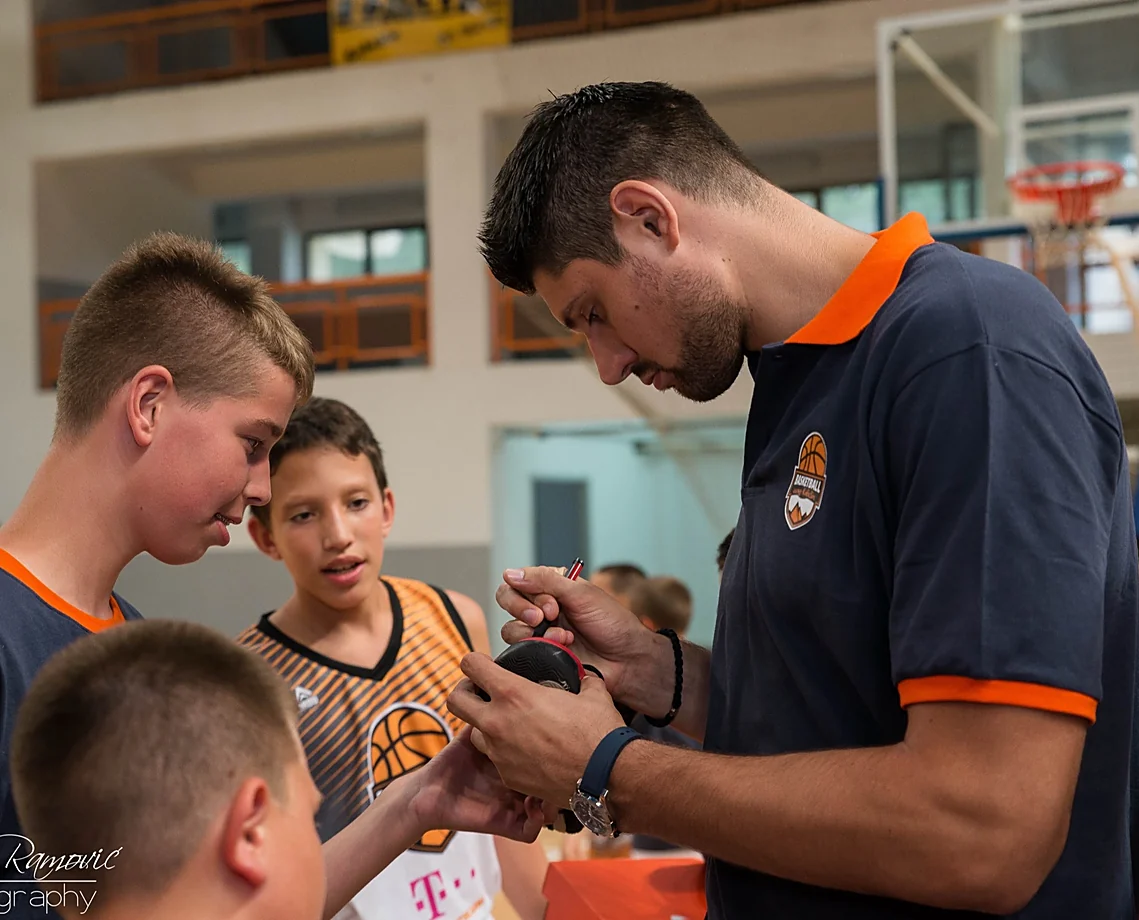 Nikola Vučević potpisuje patiku polaznicima Basketball Camp-a Kolašin