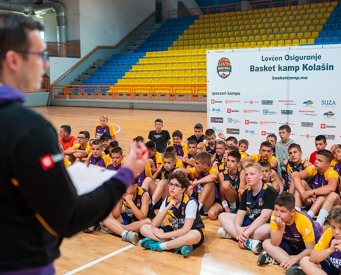 Predavanje ispred bilborda Basket kampa Kolašin